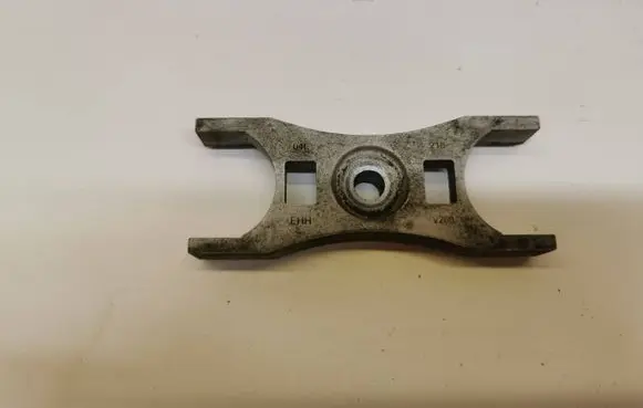 Volkswagen PASSAT B8 Fuel Injector clamp holder 04L216