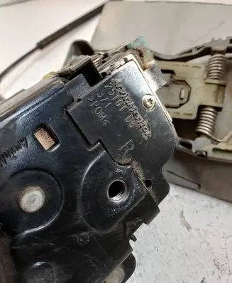 Volkswagen Caddy Front door lock 25101D6