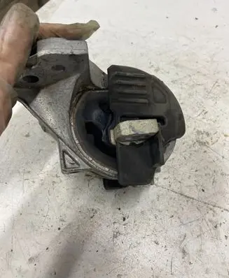 Peugeot 407 Engine mount bracket 326B96