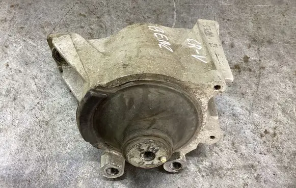 Honda CR-V Engine mount bracket