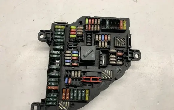 BMW 5 F10 F11 Fuse module 9210857