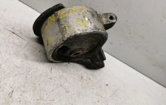 Nissan Almera Engine mount bracket