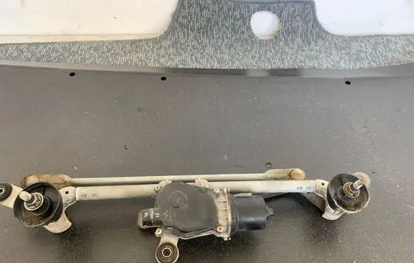 Nissan Qashqai Front wiper linkage 