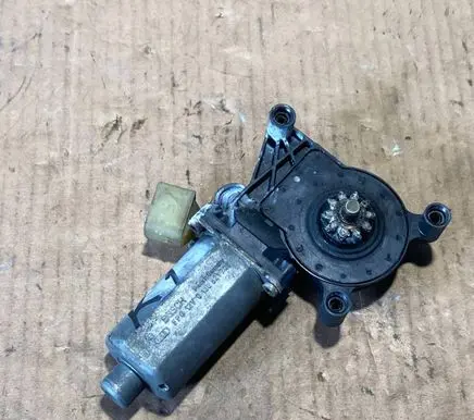 Mercedes-Benz E W210 Front door window regulator motor 0130821708