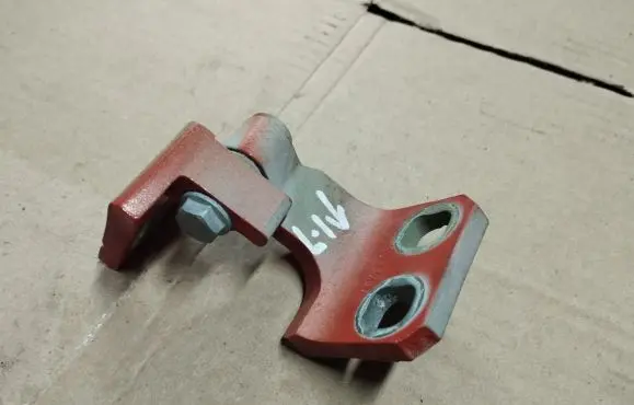 Jeep Renegade Front door lower hinge 