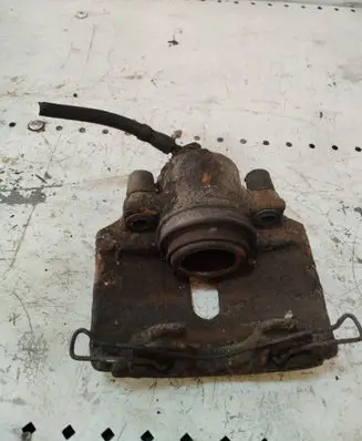 Volkswagen Touran I Front brake caliper