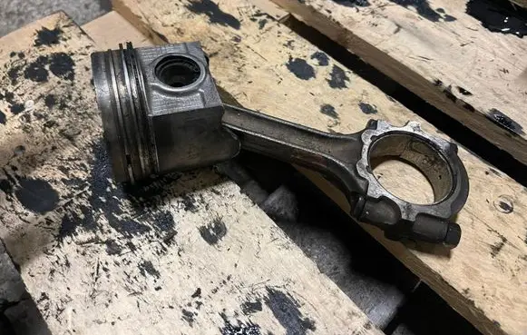 Nissan X-Trail T30 Piston with connecting rod