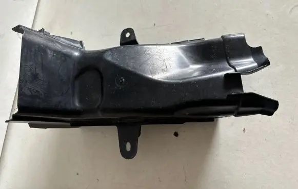 BMW 5 G30 G31 Air intake duct part 74850613 7383851