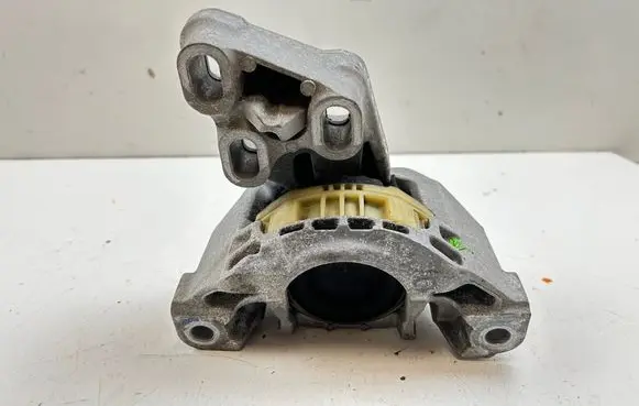 Mercedes-Benz CLA C117 X117 W117 Engine mount bracket 26008
