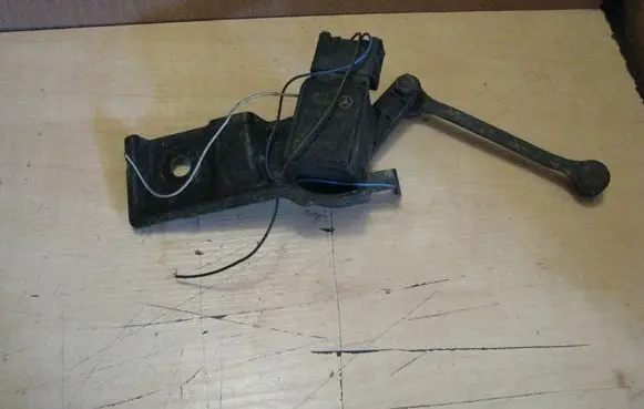 Mercedes-Benz CL C215 Front height sensor lever 2104660281
