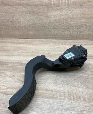 Volkswagen PASSAT B5 Accelerator throttle pedal 8D1721523 6PV00777007