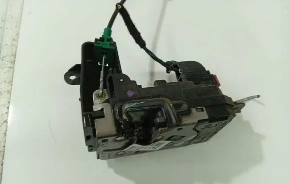 Opel Zafira B Front door lock 13210749