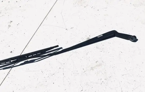 Toyota Avensis T250 Front wiper blade arm