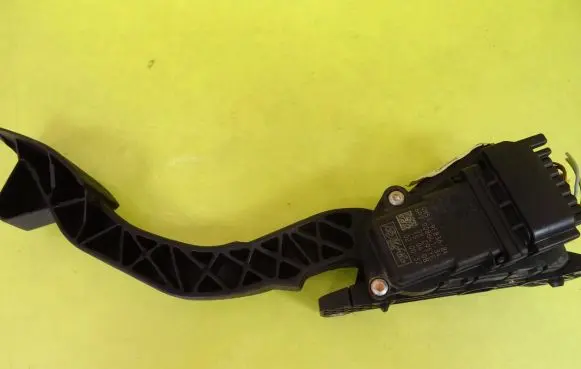 Ford Focus Accelerator throttle pedal 4M519F836BK 4M51-9F836-BK