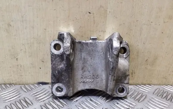 Honda CR-V Engine mounting bracket