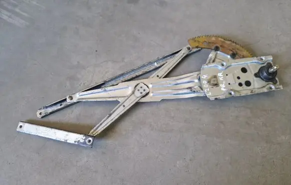 Mitsubishi L200 Front door manual window regulator 