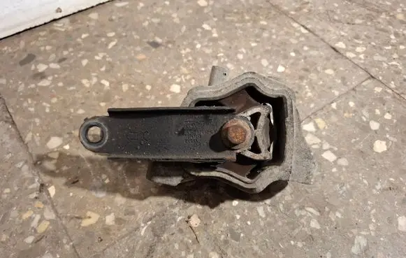 Volvo S60 Engine mount bracket 30671219 30748173