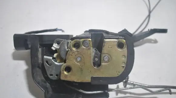 Toyota RAV 4 (XA20) Front door lock