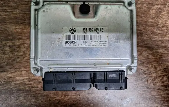 Volkswagen PASSAT B5 Engine control unit/module 038906019CE 0281010217