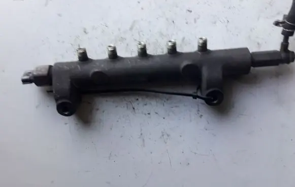 Nissan X-Trail T30 Fuel distributor 