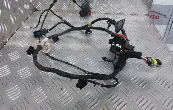 Opel Zafira B Front door wiring loom 13201590