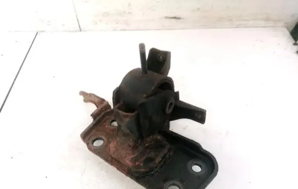 Toyota RAV 4 (XA30) Engine mount bracket