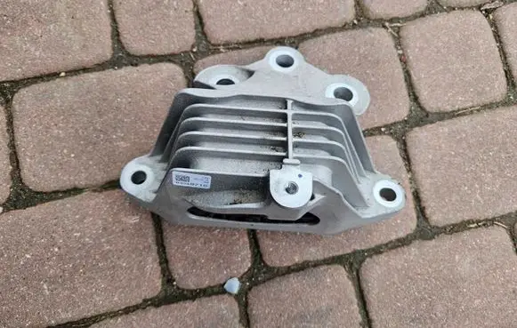 Opel Insignia B Engine mount bracket 84248715