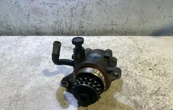Nissan X-Trail T30 Power steering pump 56062021 8H860