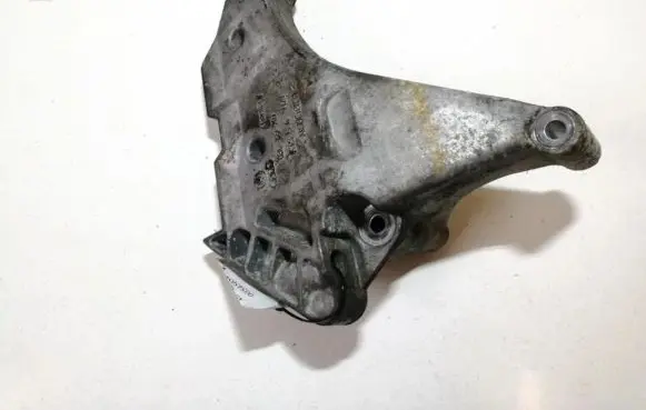 Engine mounting bracket