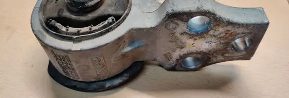 Ford Maverick Engine mount bracket 5L846E037A