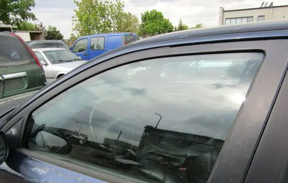 Volvo S80 Front door window glass four-door 