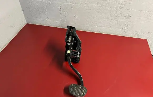 BMW X1 F48 F49 Brake pedal 6856596