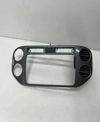 Volkswagen Tiguan Radio/GPS head unit trim 5N0858071E