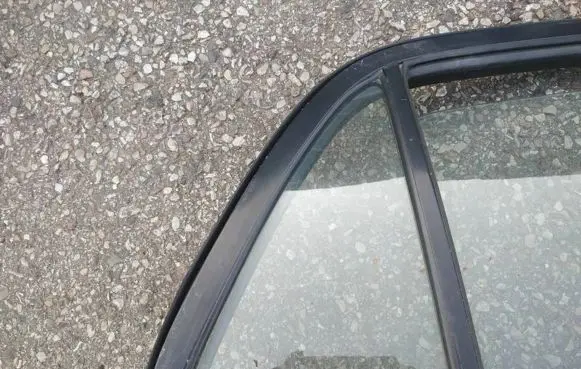 Rear vent window glass