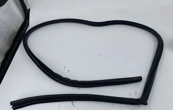 Mitsubishi L200 Rear door rubber seal (on body)