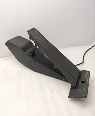 Accelerator throttle pedal