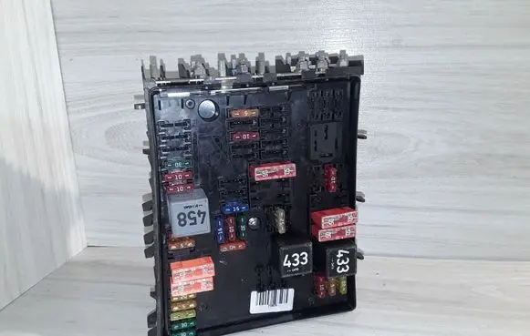 Volkswagen PASSAT B6 Fuse module 1K0937124H