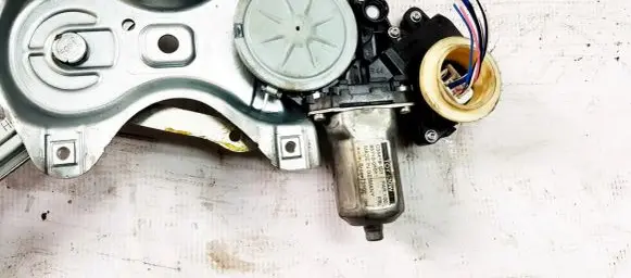 Toyota Avensis T270 Front door window regulator motor 8571005051 85710-05051