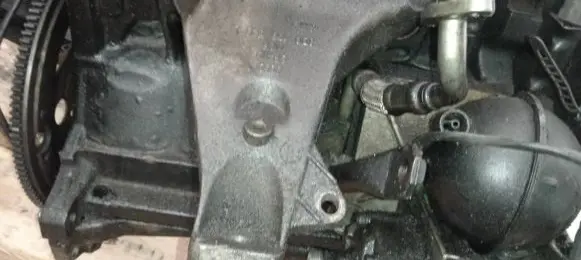 Volkswagen PASSAT B5 Engine mounting bracket 8D0199308L