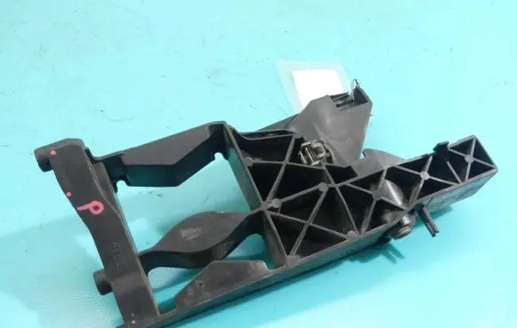 Headlight/headlamp mounting bracket