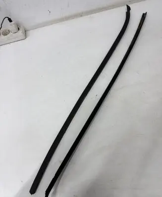Volkswagen Touareg I Windshield trim 