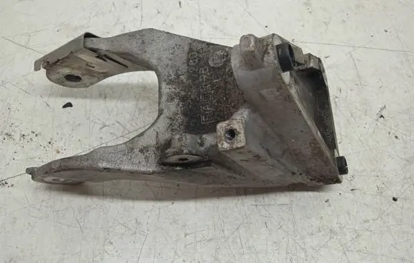 Peugeot 607 Engine mounting bracket 9653919280