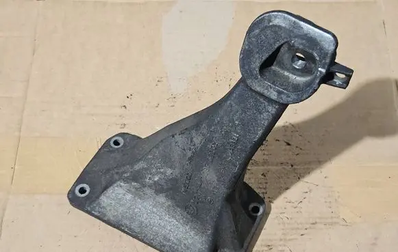 BMW X5 E53 Engine mounting bracket 1097000