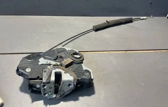 Lexus IS 220D-250-350 Front door lock 