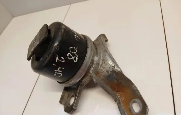 Volvo V70 Engine mount bracket 30636633
