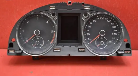 Volkswagen PASSAT CC Speedometer (instrument cluster) 3AA920870D