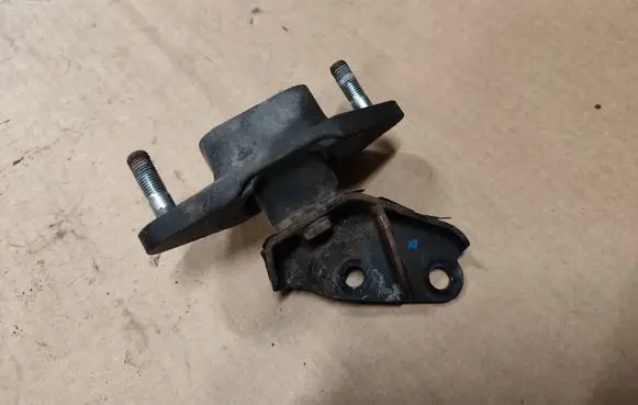 Honda Accord Engine mount bracket