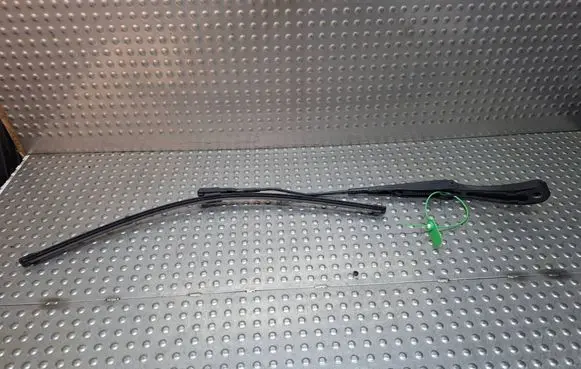 Mercedes-Benz E AMG W213 Front wiper blade arm S27705448 A2138205302