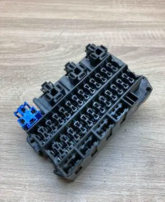 Nissan Terrano Fuse module 243110E000 72404047