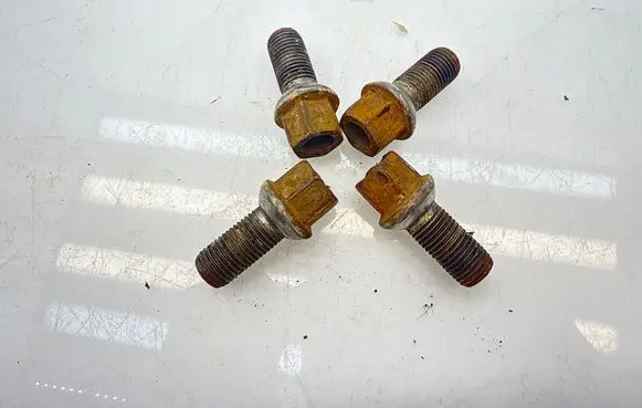 Volkswagen PASSAT B6 Nuts/bolts